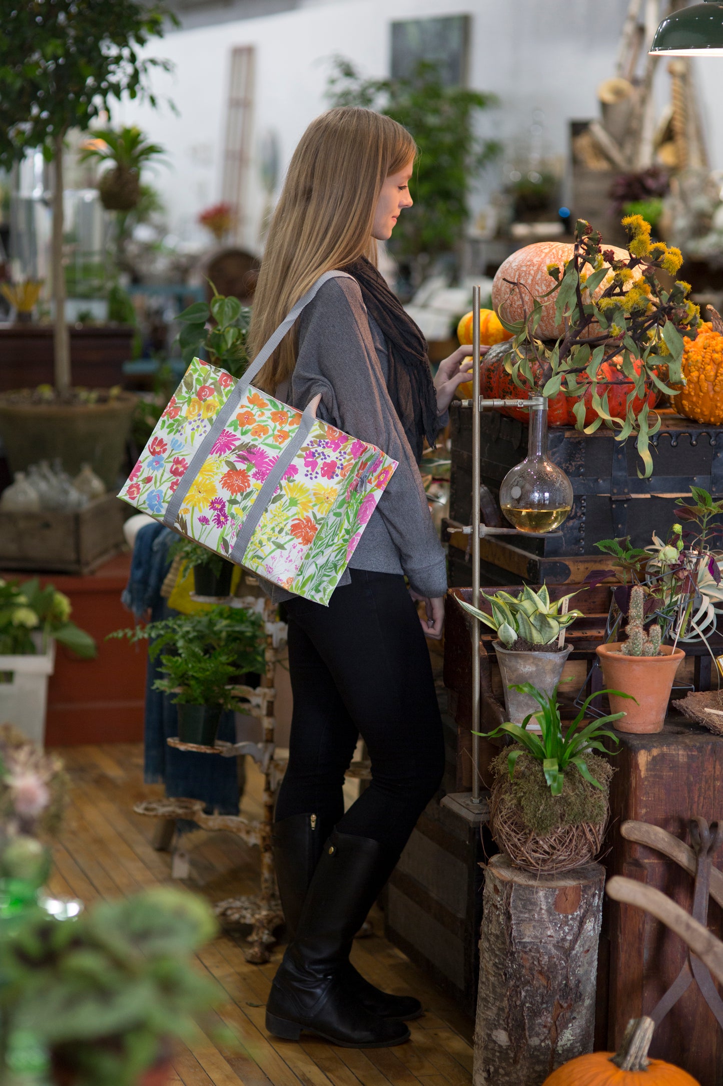 QA657 Flower Garden Shoulder Tote