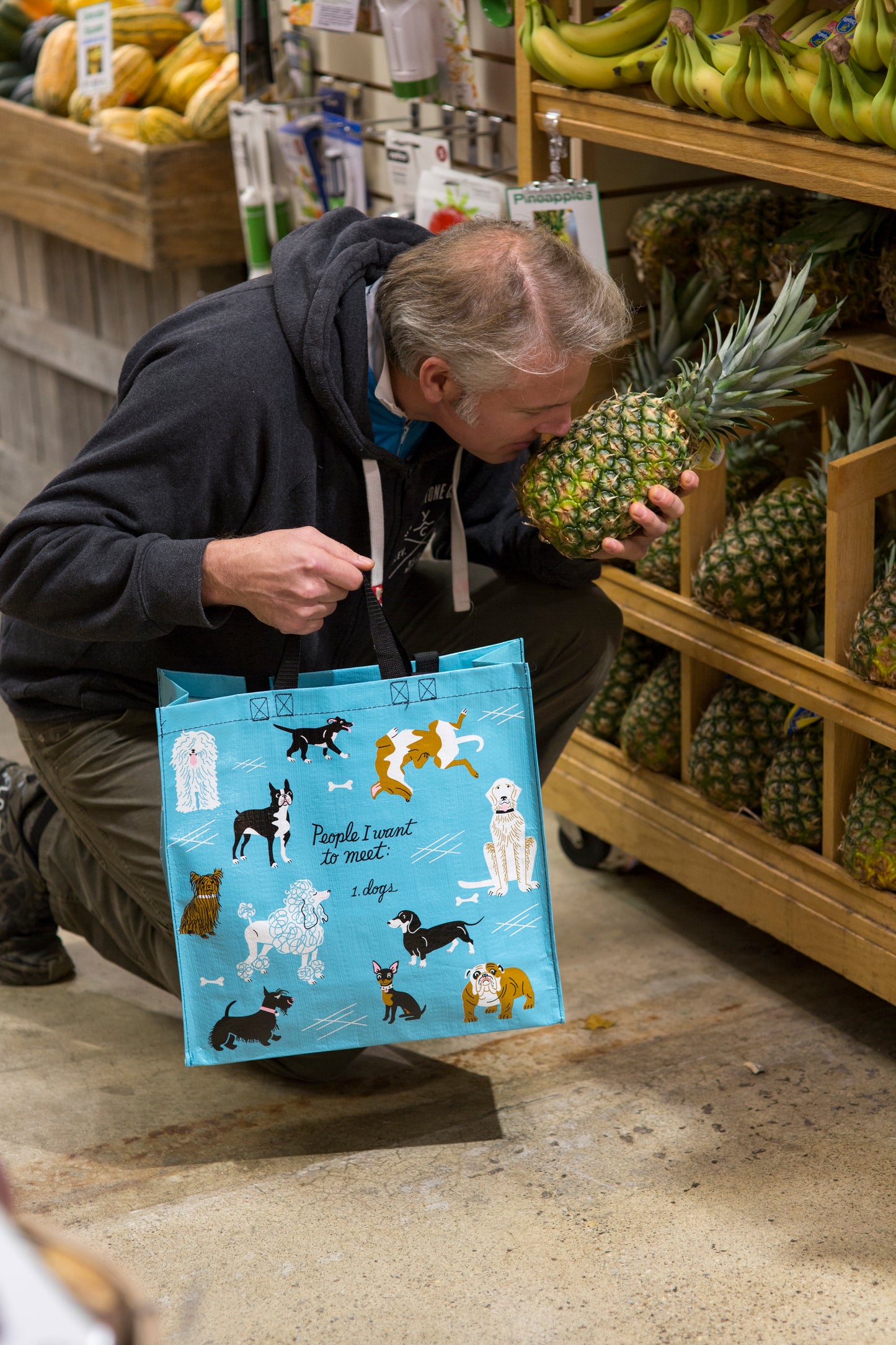 QA830 People To Meet: Dogs Shopper